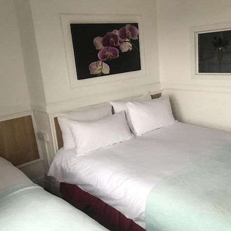 Oyo Maggie Jones Guest House カーディフ エクステリア 写真