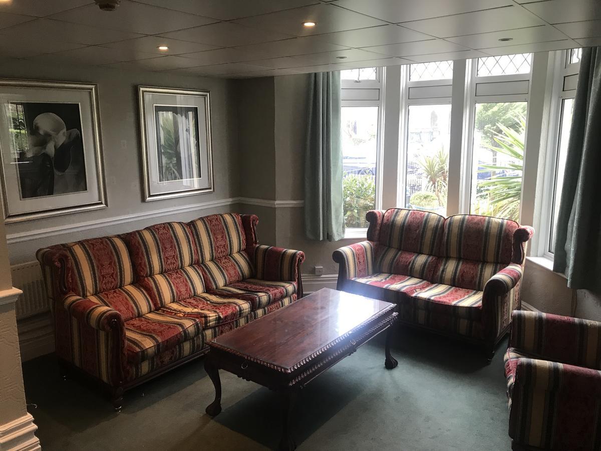 Oyo Maggie Jones Guest House カーディフ エクステリア 写真