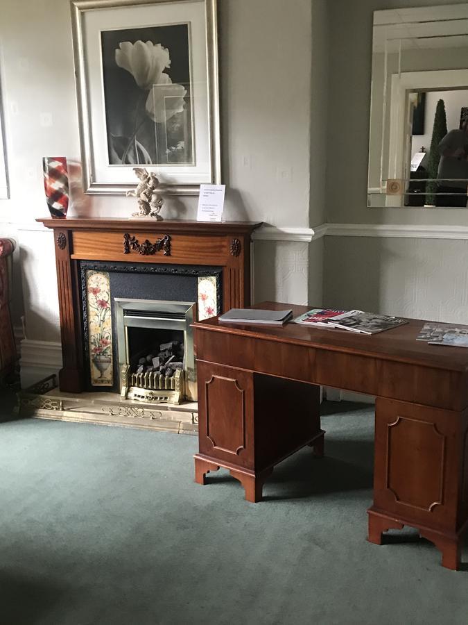 Oyo Maggie Jones Guest House カーディフ エクステリア 写真