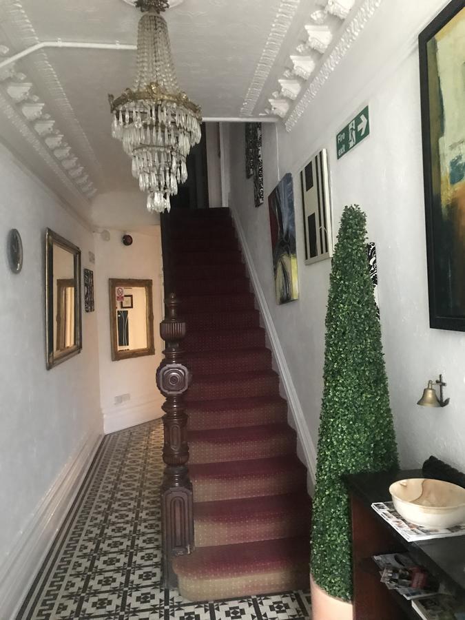 Oyo Maggie Jones Guest House カーディフ エクステリア 写真